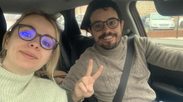 Villagrasa, con su pareja, en uno de sus viajes por el territorio en el marco de las primarias del PSOE-Aragón.