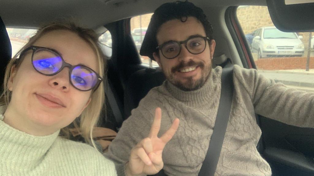 Villagrasa, con su pareja, en uno de sus viajes por el territorio en el marco de las primarias del PSOE-Aragón.