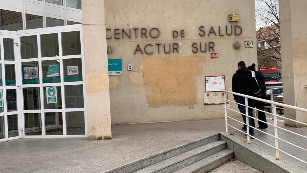 Entrada del centro de salud Actur Sur, en Zaragoza.