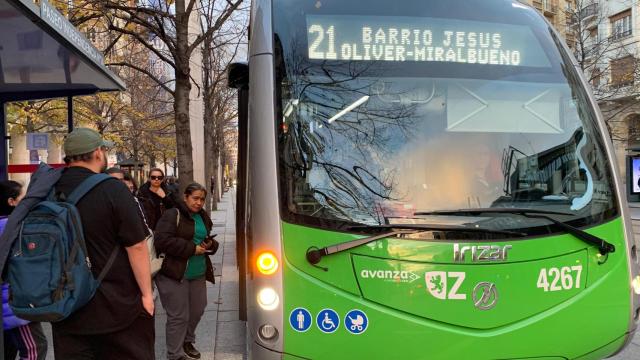 Un bus eléctrico, a su paso por el paseo de la Independencia de Zaragoza.