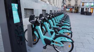 Las nuevas Bizis ya estan en su punto de anclaje en plaza de España, en Zaragoza.