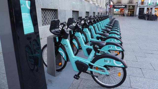 Las nuevas Bizis ya estan en su punto de anclaje en plaza de España, en Zaragoza.
