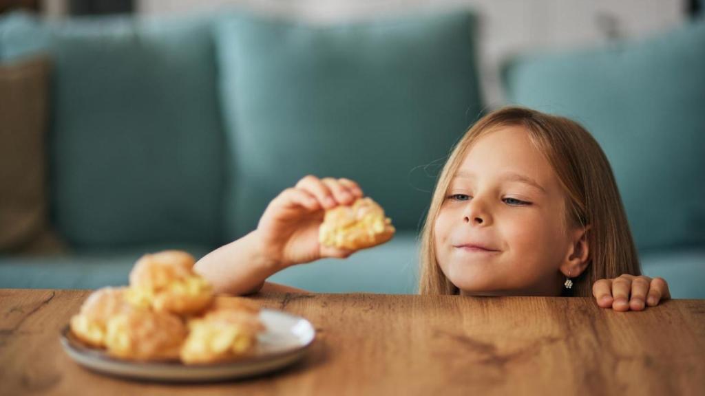 Niña comiendo un postre.