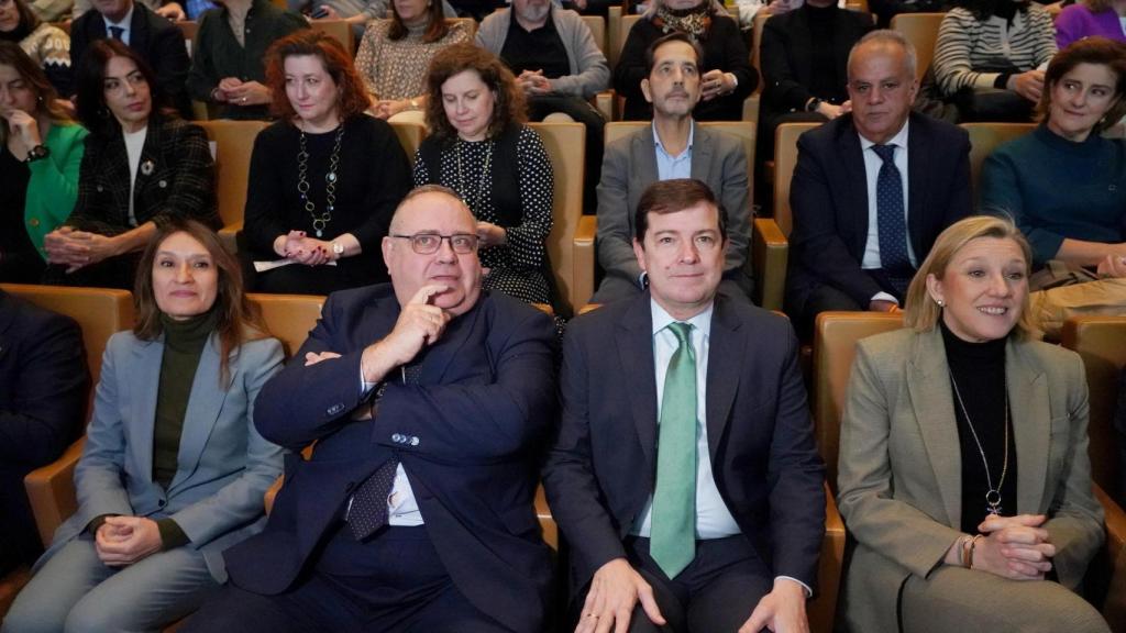 El presidente de la Junta, Alfonso Fernández Mañueco, acompañado por la consejera de Educación, Rocío Lucas, el de Sanidad, Alejandro Vázquez, y la vicepresidenta y consejera de Familia e Igualdad de Oportunidades, Isabel Blanco, durante la presentación de la Estrategia de Salud Mental 2024-2030, este martes