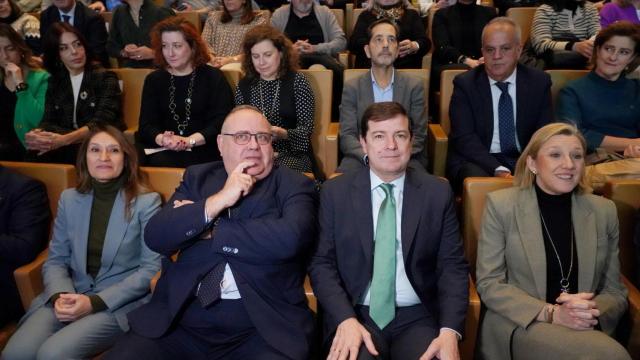 El presidente de la Junta, Alfonso Fernández Mañueco, acompañado por la consejera de Educación, Rocío Lucas, el de Sanidad, Alejandro Vázquez, y la vicepresidenta y consejera de Familia e Igualdad de Oportunidades, Isabel Blanco, durante la presentación de la Estrategia de Salud Mental 2024-2030, este martes