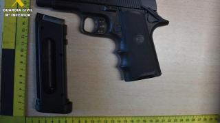 Pistola de balines utilizada por los detenidos para coaccionar a la víctima en León