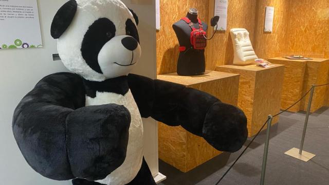 Una gran máquina de abrazos con forma de oso presidirá, desde ahora, la sala.