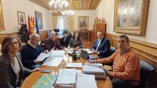 El presidente de la Diputación de Zamora y del Consorcio Provincial de Prevención y Extinción de Incendios, Salvamentos y Protección Civil de Zamora, Javier Faúndez Domínguez; junto a representantes del Ayuntamiento de Toro, encabezados por la alcaldesa Ángeles Medina Calero
