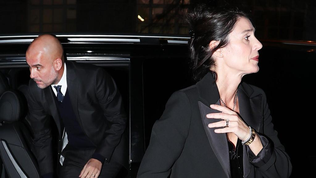 Pep Guardiola y Cristina Serra llegando a una cena en Mánchester en 2019.