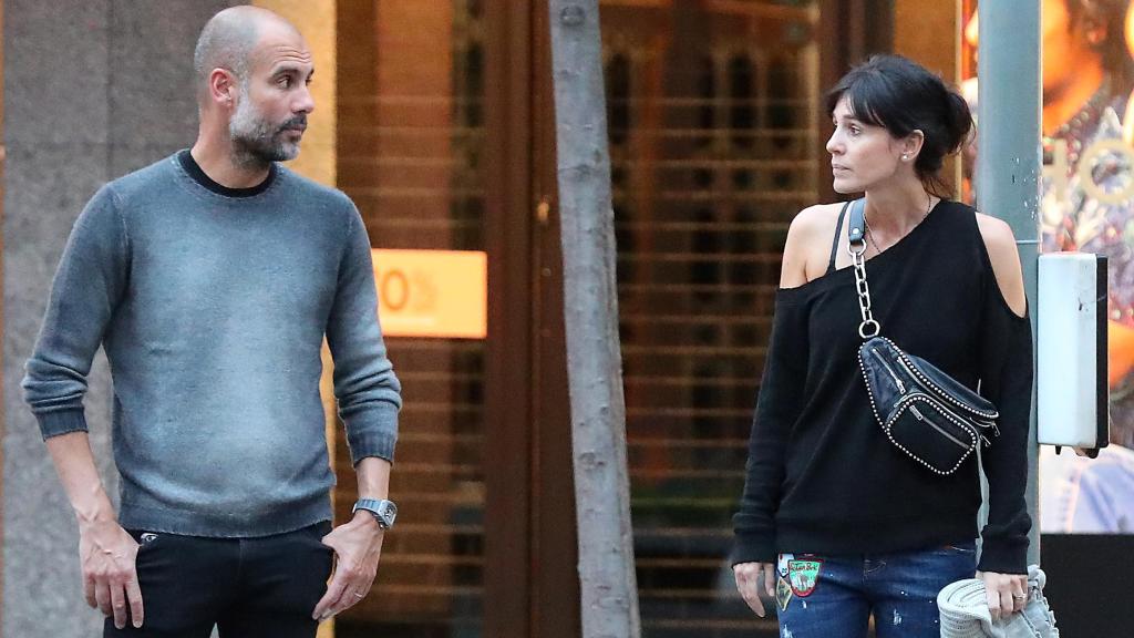 Pep Guardiola y Cristina Serra en las calles de Mánchester. Año 2018.