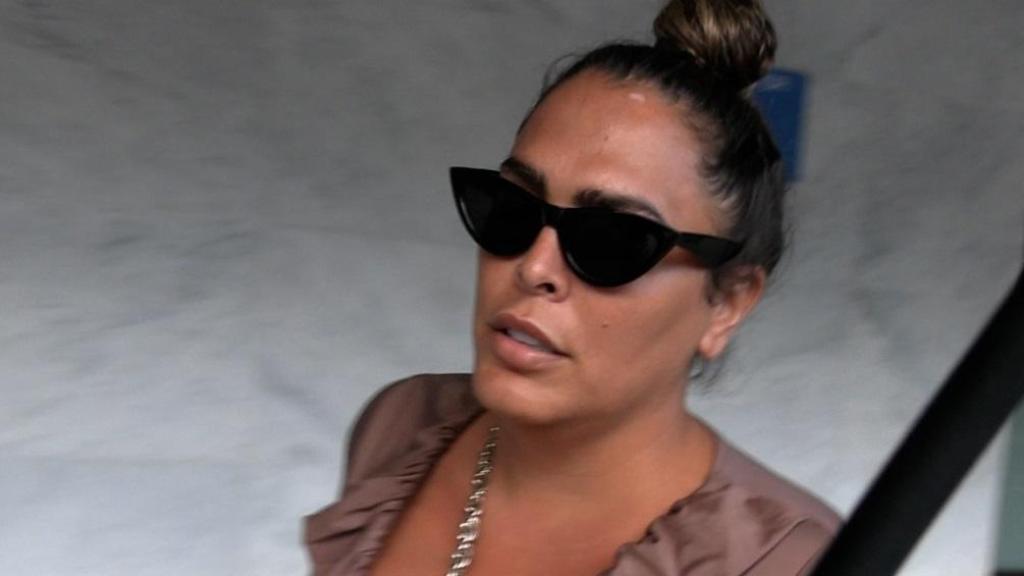 Amor Romeira llegando al hospital para arropar a su amiga Anabel Pantoja.