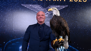 El cetrero español Juan Bernabé y el águila 'Olympia'