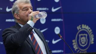 Joan Laporta bebe agua durante una rueda de prensa del FC Barcelona