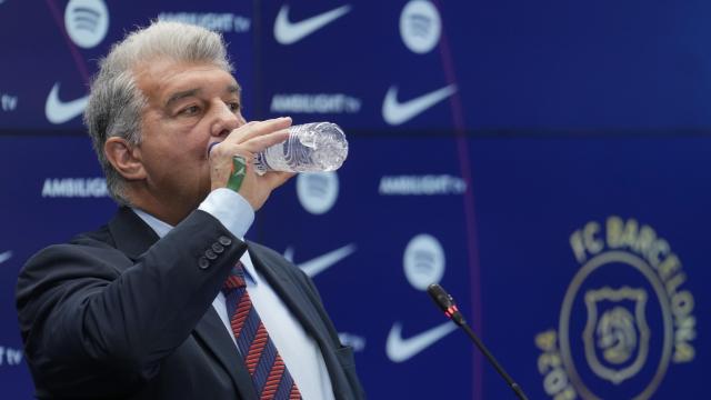 Joan Laporta bebe agua durante la rueda de prensa de este martes