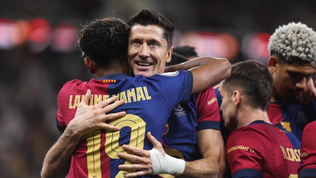 Lewandowski celebra un gol con Lamine Yamal en el Barça