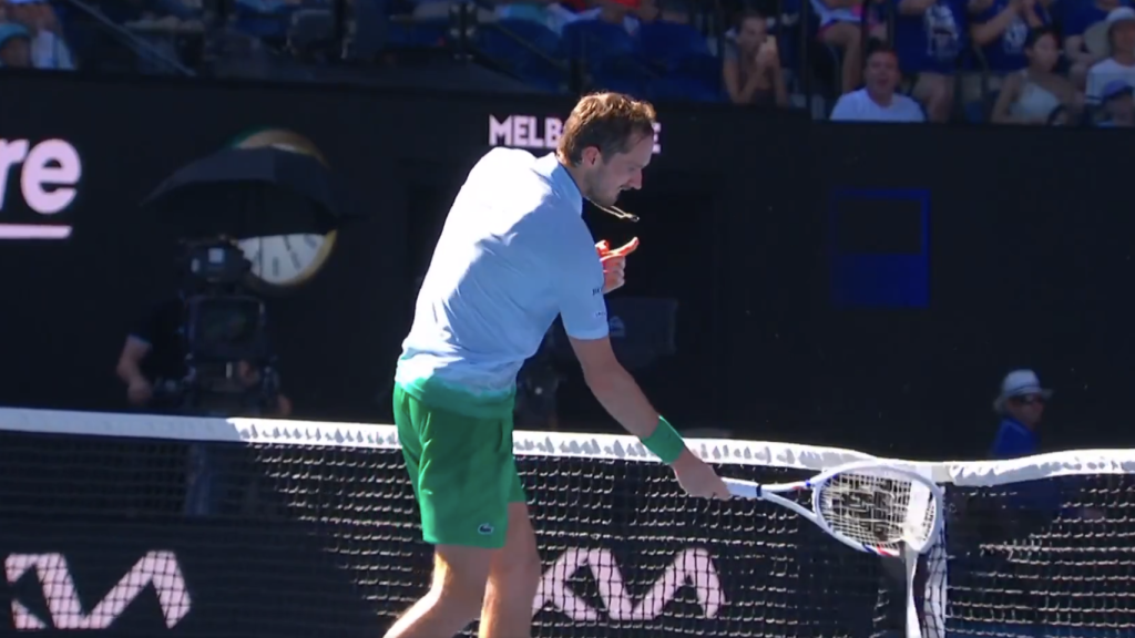 Medvedev enloquece y destroza una cámara de televisión en el Open de Australia 2025