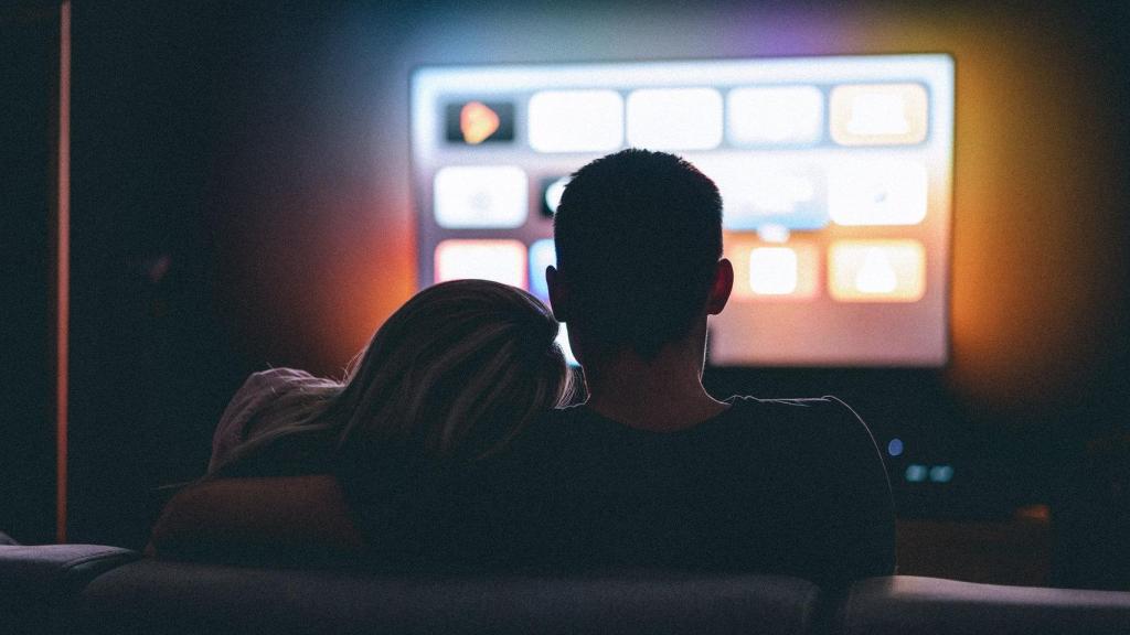 Una pareja viendo la televisión