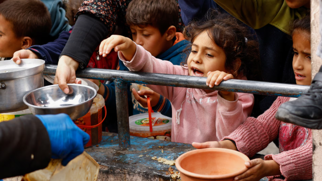 Niños palestinos esperando en las colas del hambre de la Franja.