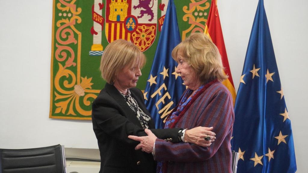 María José García Pelayo, izquierda, y Rocío Nieto, derecha, durante la firma del convenio.
