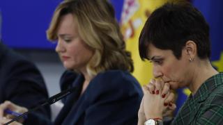 La ministra de Vivienda, Isabel Rodríguez (d) durante la rueda de prensa tras el Consejo de Ministros celebrado este martes en Moncloa.