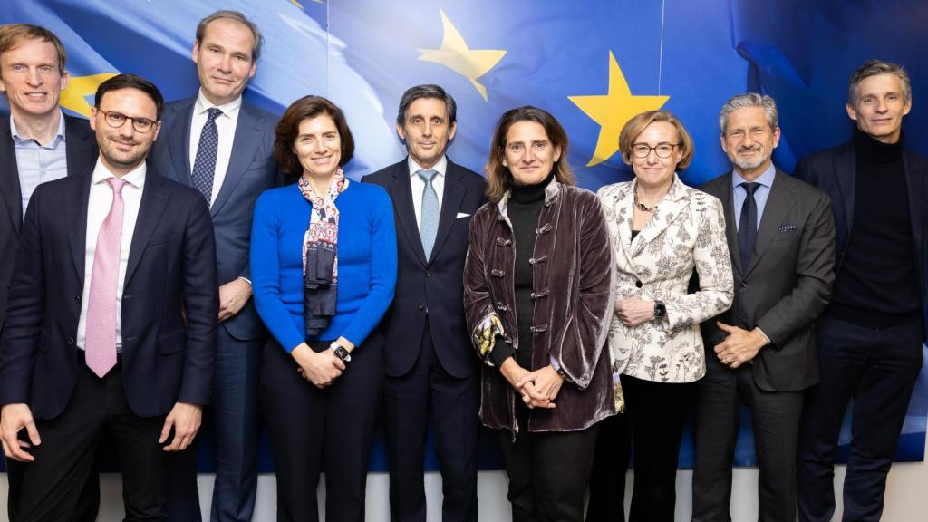 De izquierda a derecha: Steven Tas (Connect Europe), Alessandro Gropelli (Connect Europe), Joost Farwerck (KPN), Christel Heydemann (Orange), José María Álvarez Pallete (Telefónica), Teresa Ribera (Comisión Europea), Margherita Della Valle (Vodafone), Mike Fries (Liberty Global) y Guillaume Boutin (Proximus).