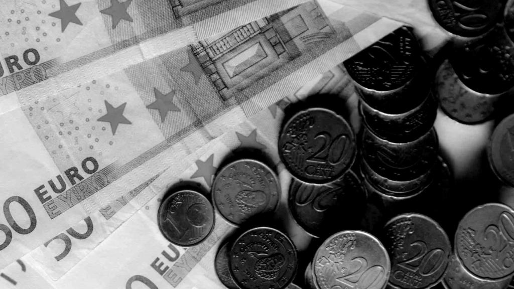 Billetes de euros y monedas