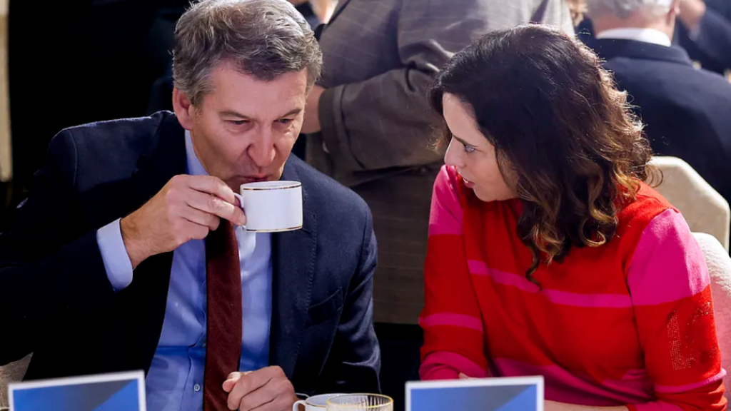 Ayuso habla con Alberto Núñez Feijoo en su desayuno este martes.