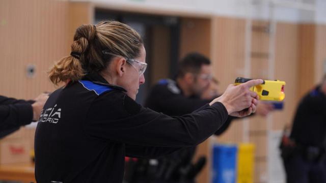 Exhibición de formación con los dispositivos electrónicos de control (DEC) en el CIFSE por parte de Policía Municipal