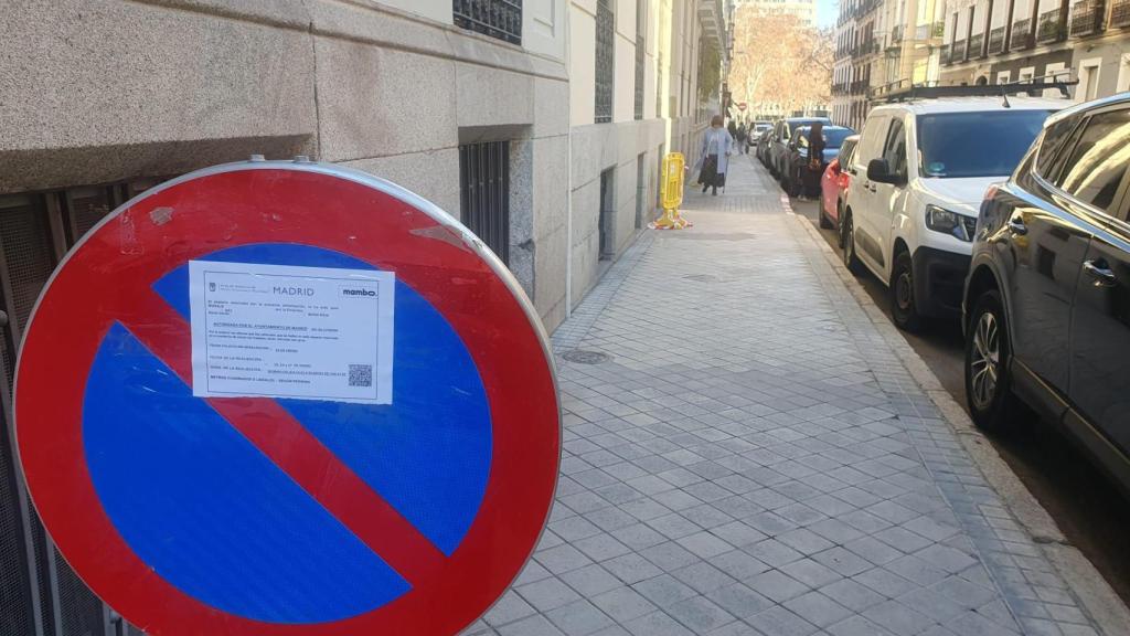 Una de las señales del rodaje de Loba Negra en Madrid.