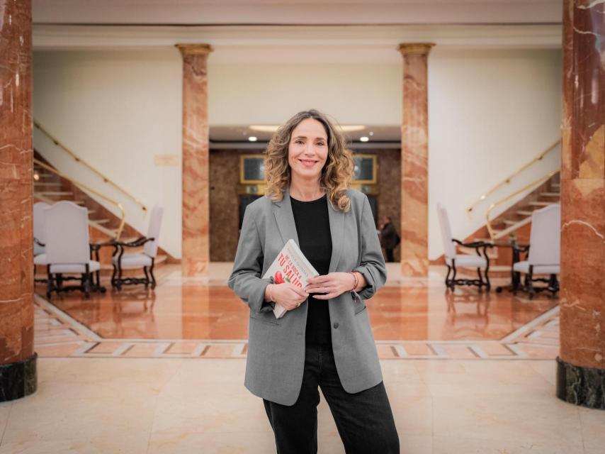 La especialista en nutrición, con su libro, 'De la boca a tu salud'.