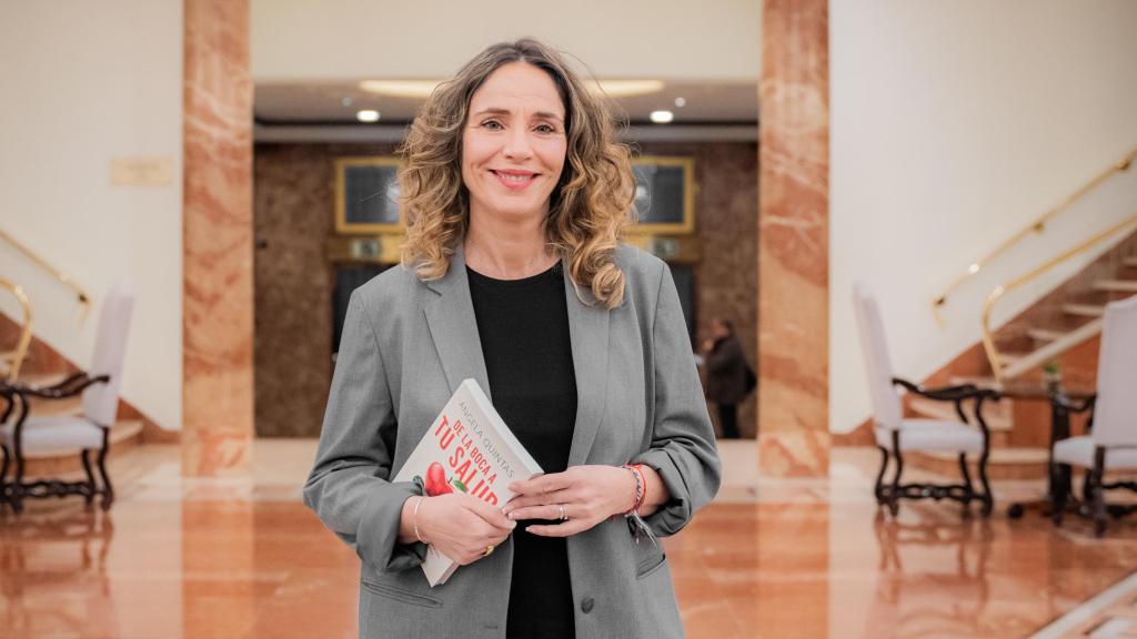 Ángela Quintas, especialista en nutrición, con su libro, 'De la boca a tu salud'.