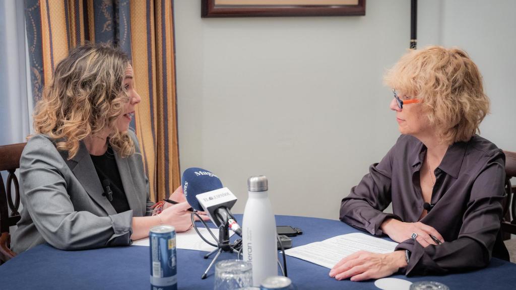 La autora, junto a Rosa Sánchez de la Vega.