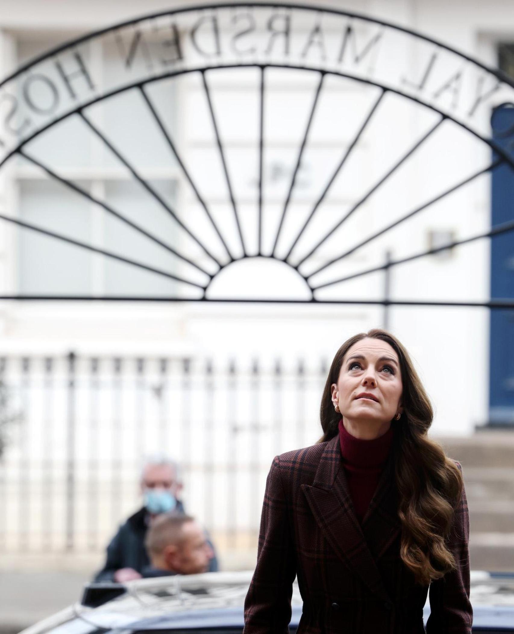 Kate entra en el hospital donde tantas veces acudió durante su enfermedad.
