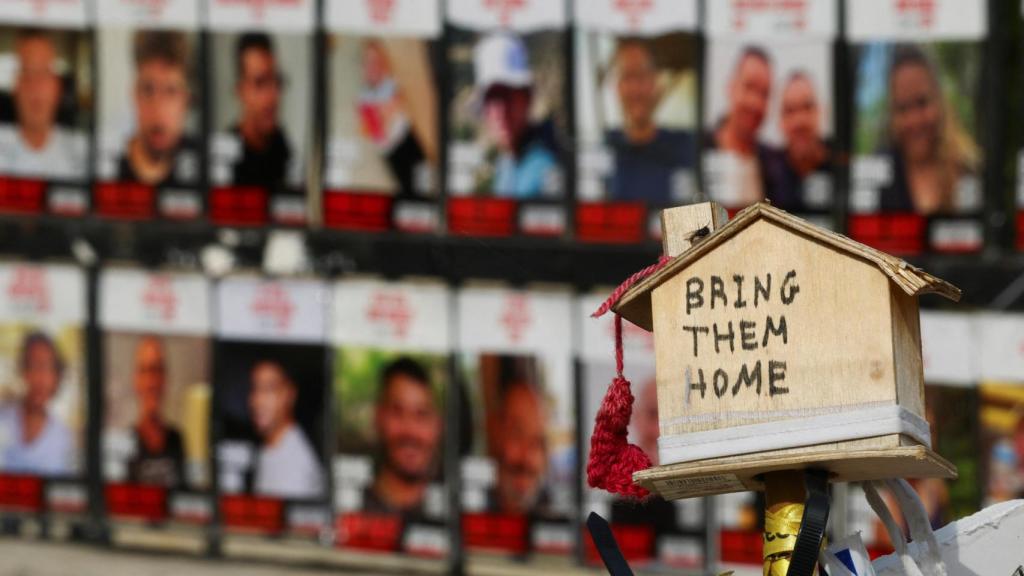 Un mural con un mensaje en apoyo a los rehenes secuestrados durante el mortal ataque del 7 de octubre  en la llamada  Plaza de los Rehenes  en Tel Aviv.