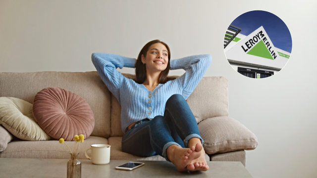 Una mujer en el sofá de su casa.