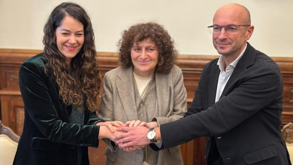 La alcaldesa Goretti Sanmartín (BNG), María Rozas (CA) y Gonzalo Muíños (PSOE) firman el acuerdo de presupuestos para 2025.