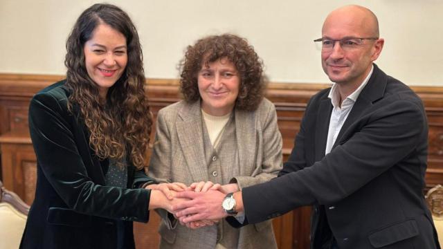 La alcaldesa Goretti Sanmartín (BNG), María Rozas (CA) y Gonzalo Muíños (PSOE) firman el acuerdo de presupuestos para 2025.