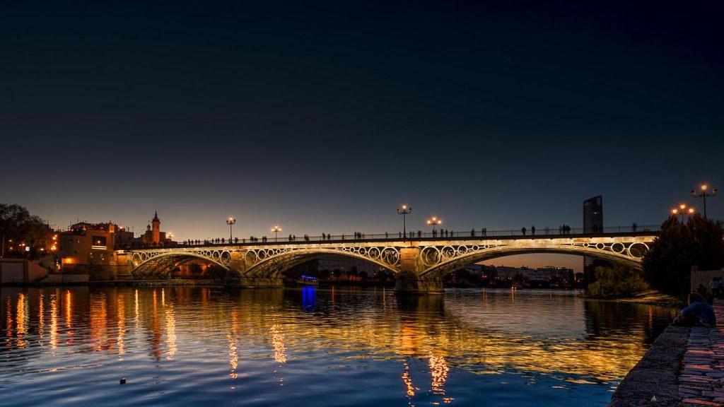 Puente de Triana de noche, imagen de archivo