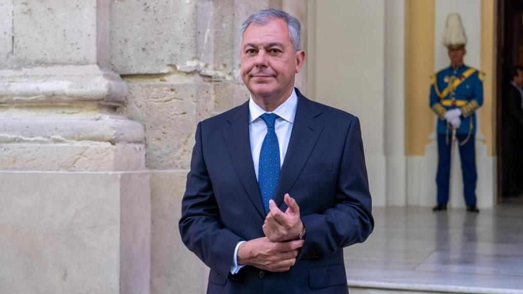 José Luis Sanz, en la puerta del Ayuntamiento el día de su toma de posesión.