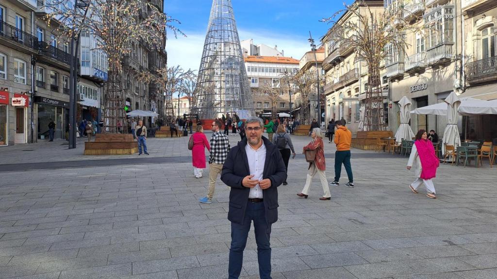 Miguel Martín junto a los árboles luminosos de Porta do Sol.