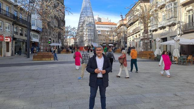 Miguel Martín junto a los árboles luminosos de Porta do Sol.