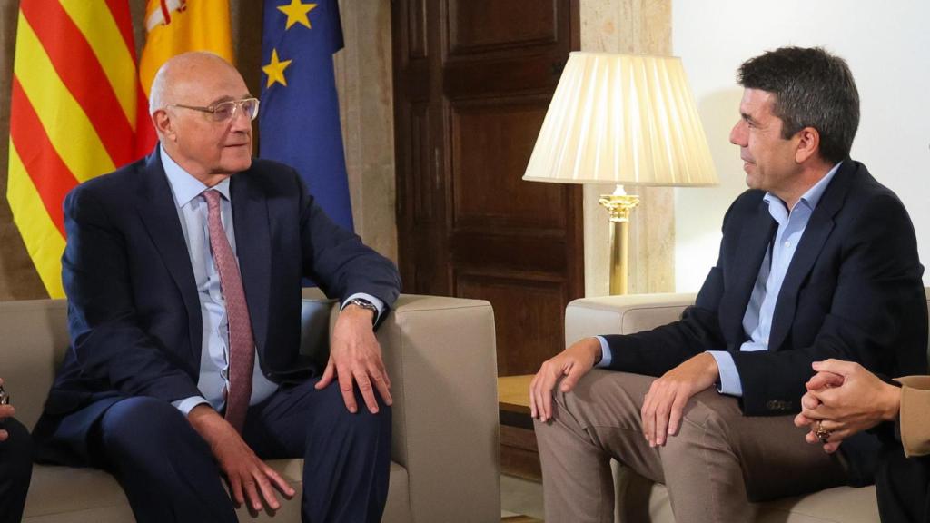 Josep Oliu y Carlos Mazón, el pasado jueves en el Palau de la Generalitat. EE