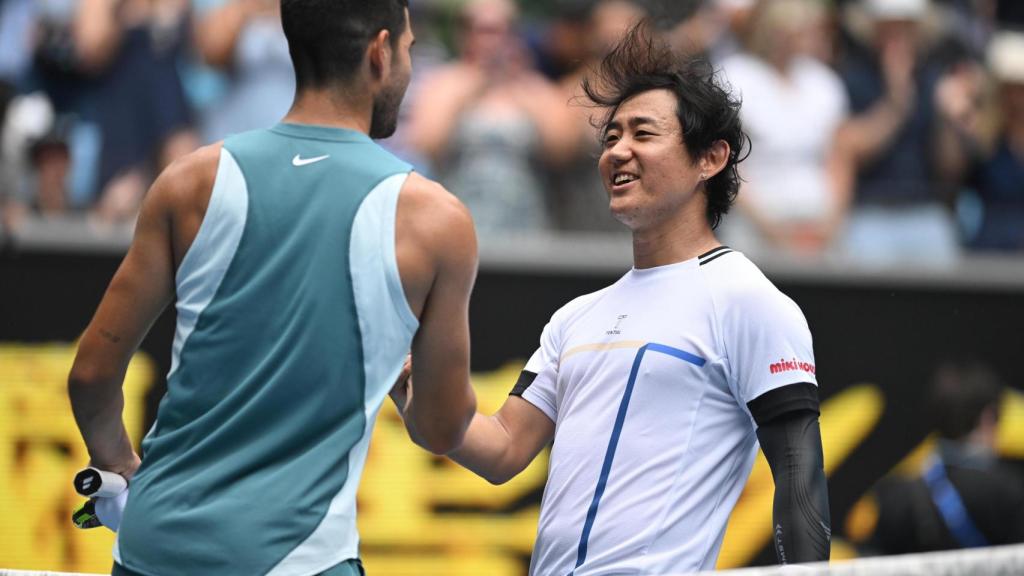 Carlos Alcaraz se saluda con Nishioka tras vencerle en el Open de Australia 2025