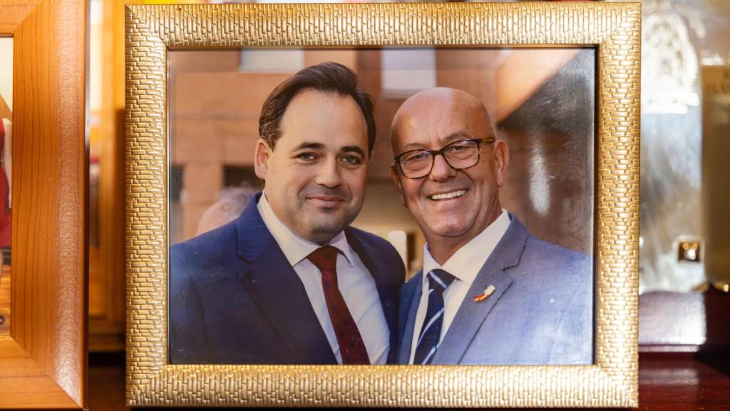 El alcalde de Mora tiene en su despacho una fotografía junto a Paco Núñez, presidente del PP de Castilla-La Mancha.