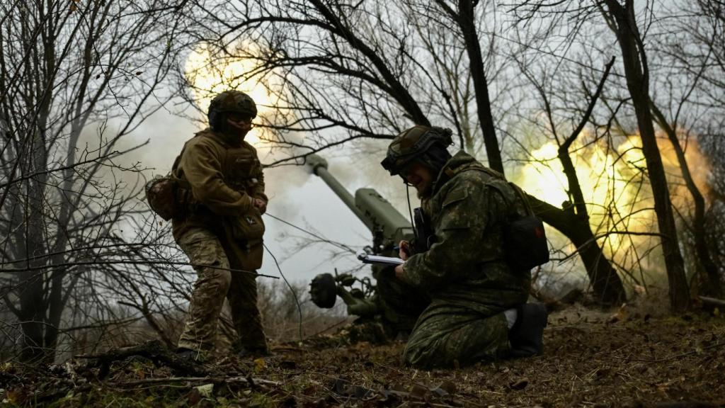 Los militares de artillería en medio de un ataque de Rusia a Ucrania.