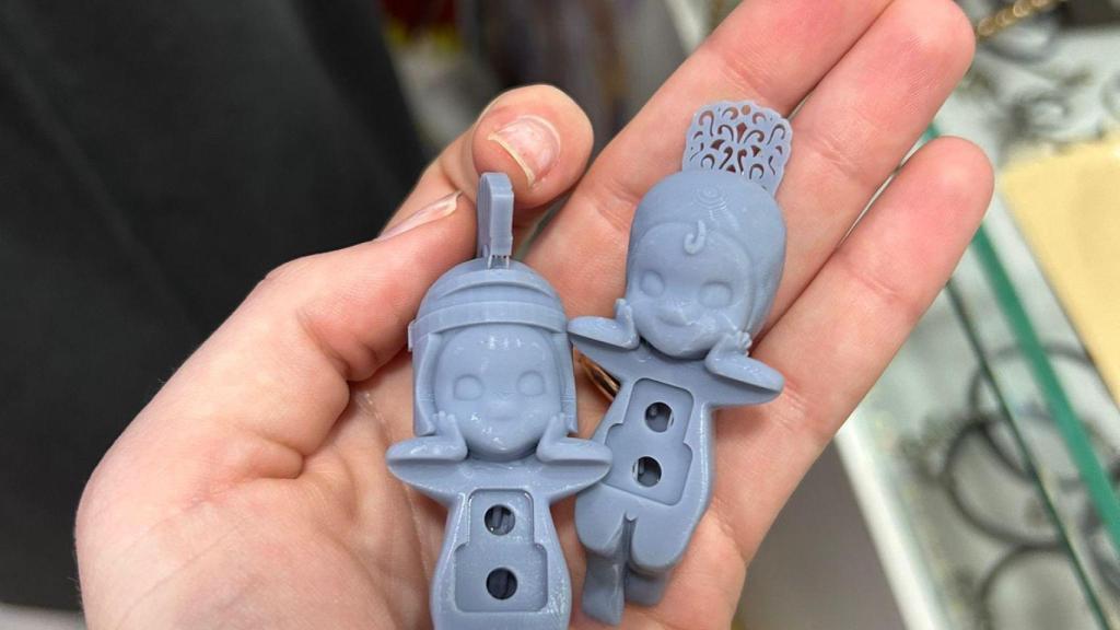 Sonny Angels de un armado de la Macarena y una mantilla sin terminar.