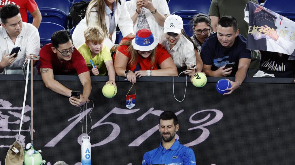 Novak Djokovic atiende a los aficionados tras su victoria en la segunda ronda del Open de Australia 2025