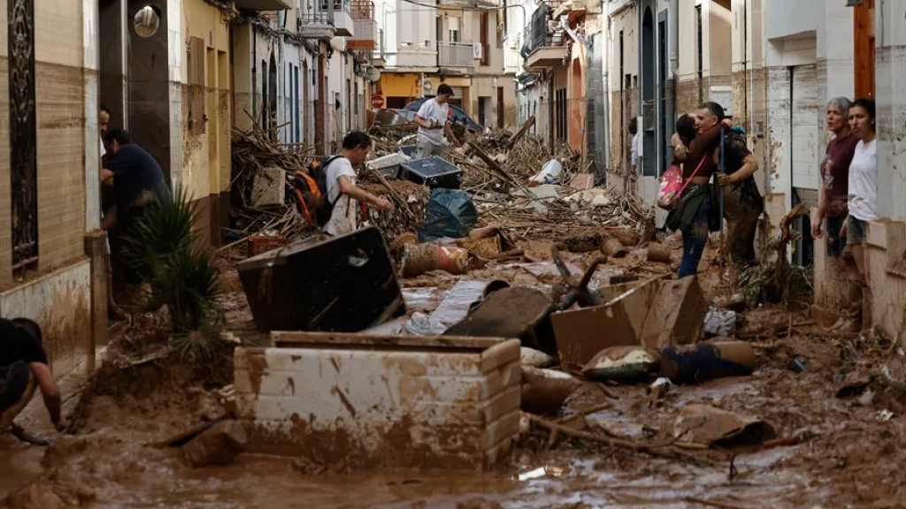 Varias personas trabajan en las labores de limpieza y desescombro en Paiporta, Valencia.