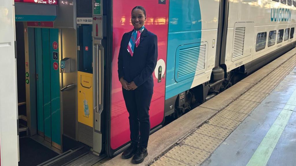 Una azafata en el primer tren de Ouigo en Málaga.