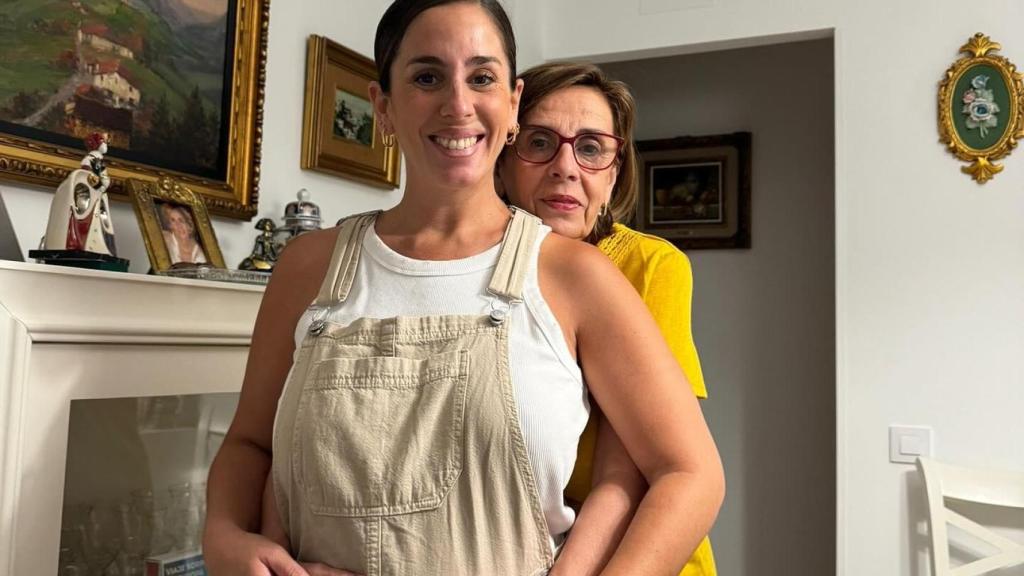Anabel Pantoja y Merchi, abrazadas.
